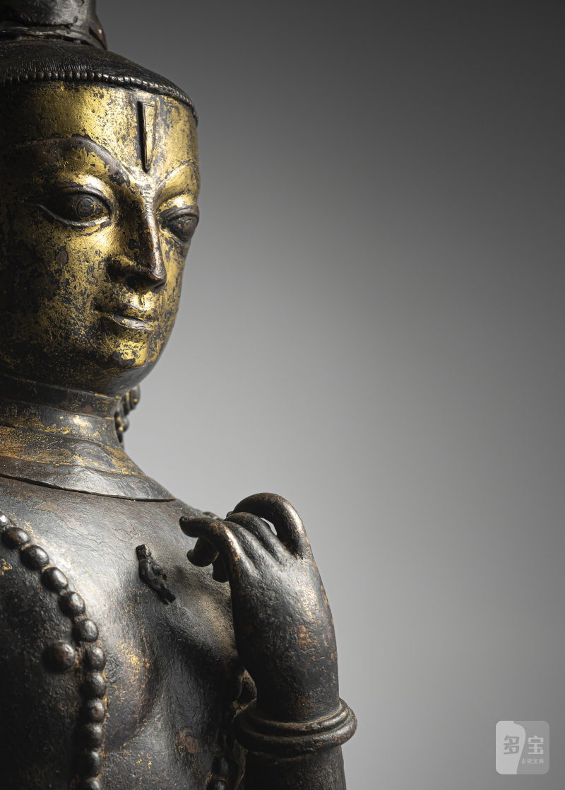 A large cast and repoussé figure of a standing deity - 图4